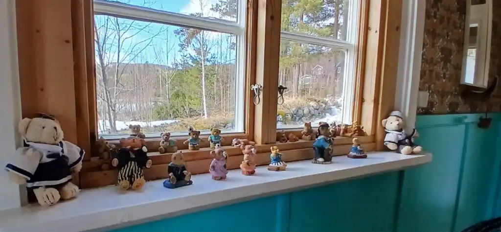 Wohnzimmer mit Blick nach draußen im Ferienhaus Hus Hammarstrand – gemütlicher Wohnbereich