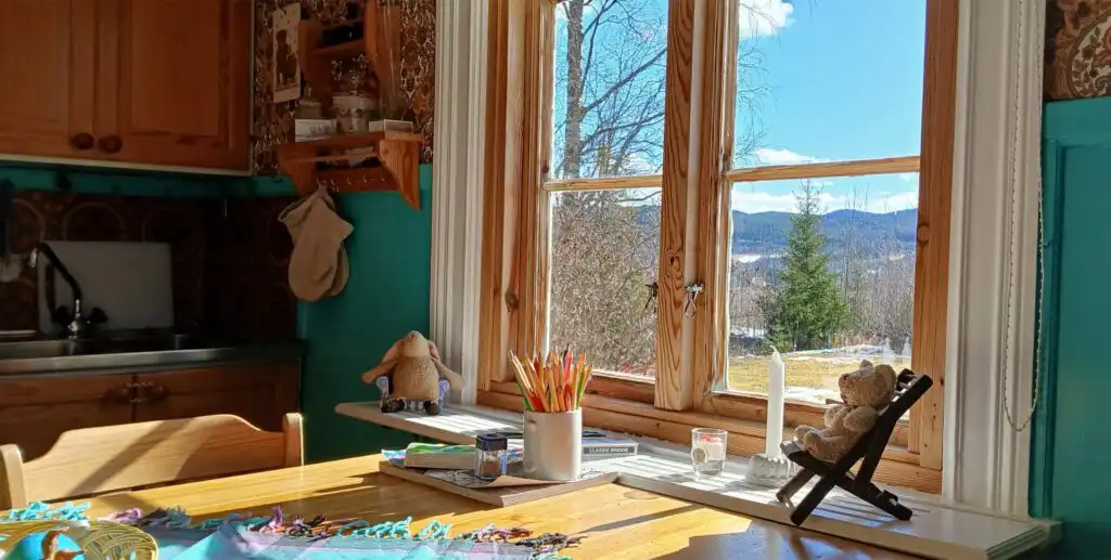 Essbereich im Ferienhaus Hus Hammarstrand – großer Esstisch im traditionellen Landhausstil