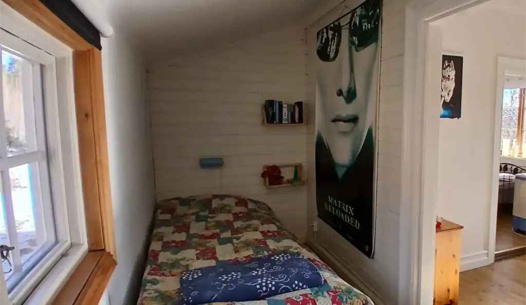 Schlafzimmer mit Blick nach draußen im Ferienhaus Hus Hammarstrand – ruhiges Zimmer im Ferienhaus