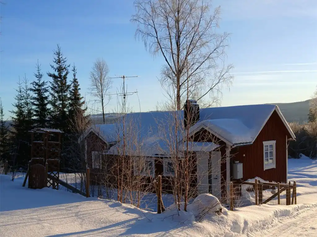 Ferienhaus Hus Hammarstrand im Winter – traditionelles rotes Schwedenhaus