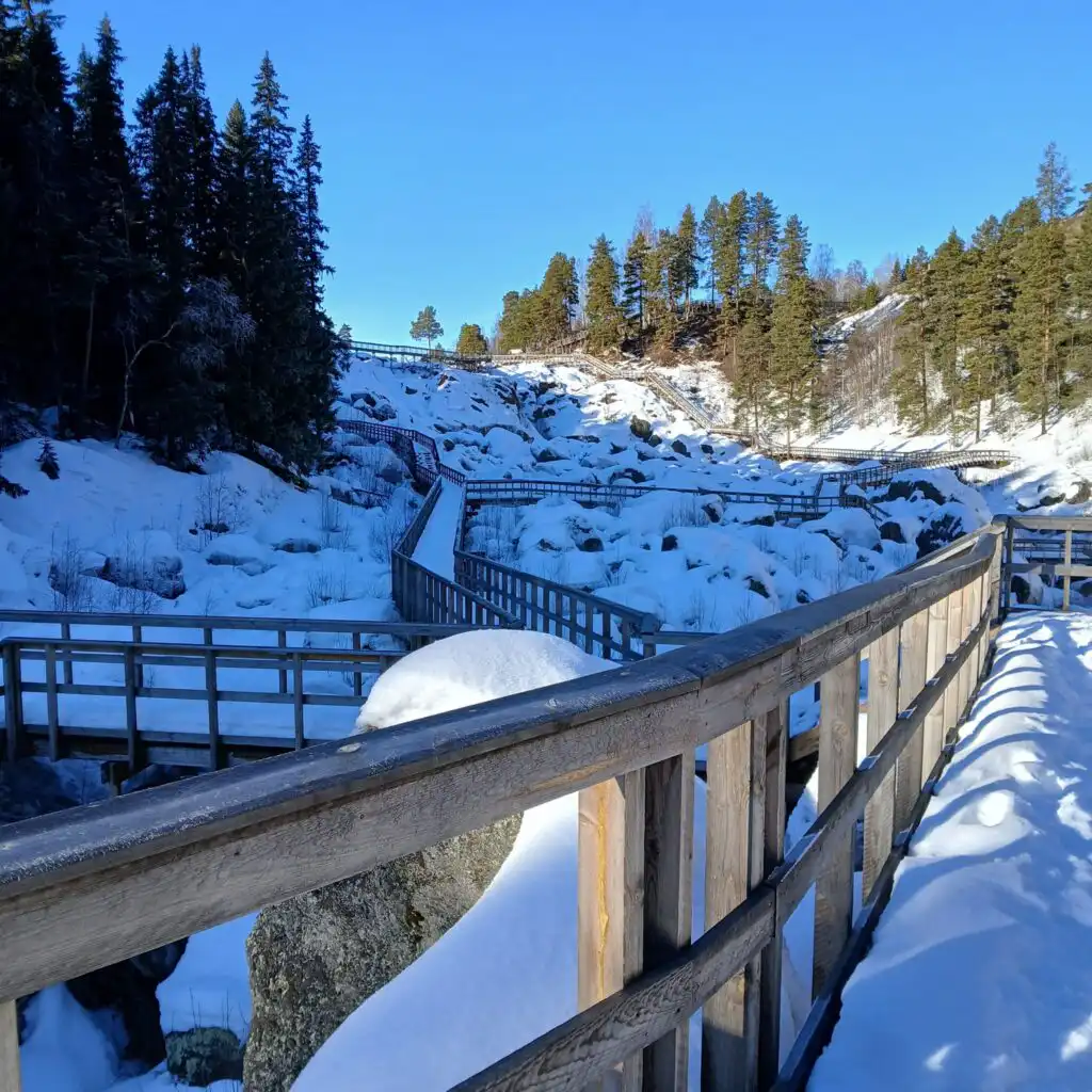 Straße entlang des Flusses bei Hammarstrand – typische Landschaft in Jämtland