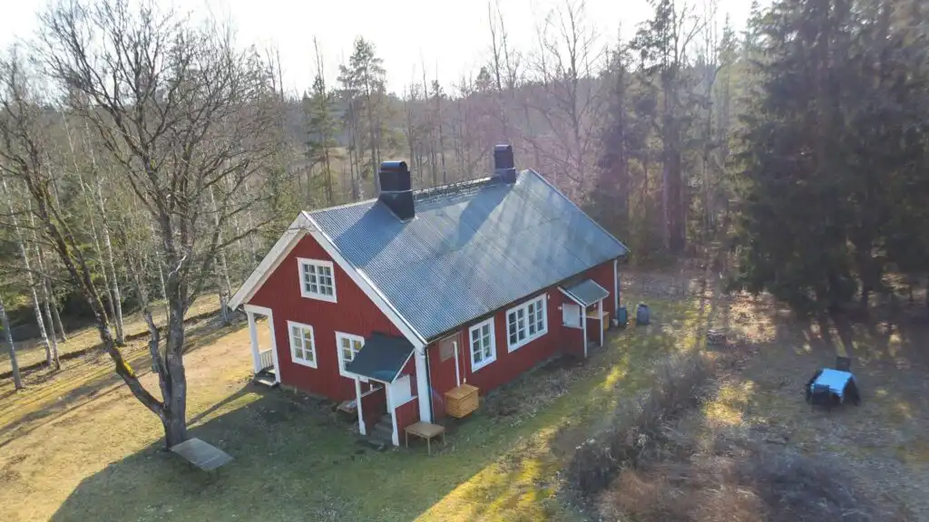 Vogelperspektive des historischen Bahnhofs Stationskontor in Småland