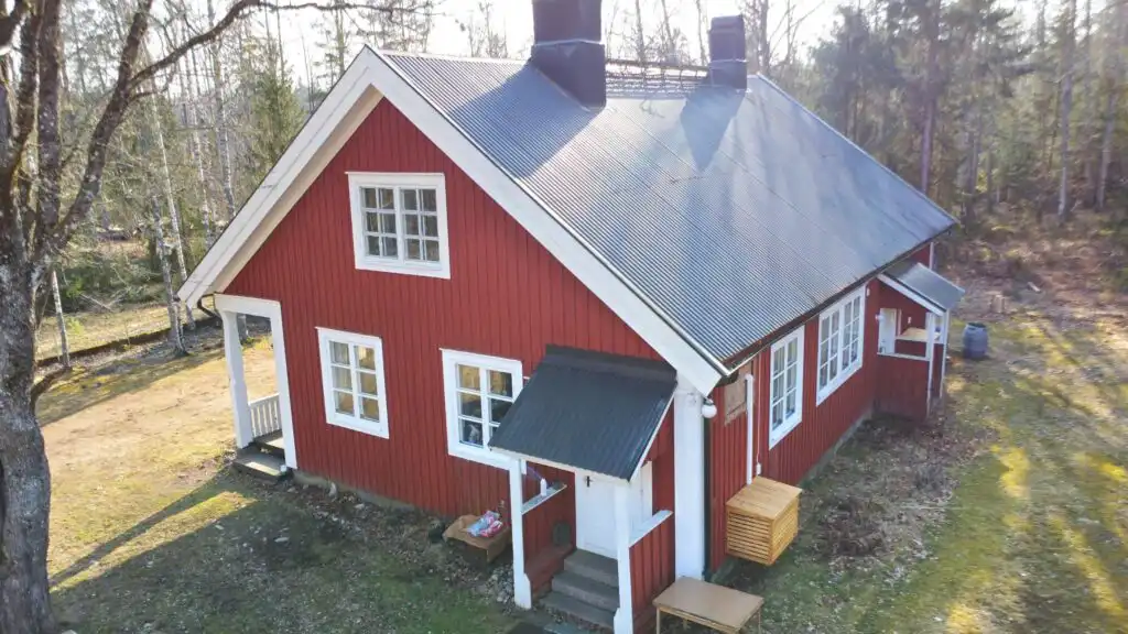 Luftaufnahme des restaurierten Bahnhofsgebäudes Stationskontor in Småland