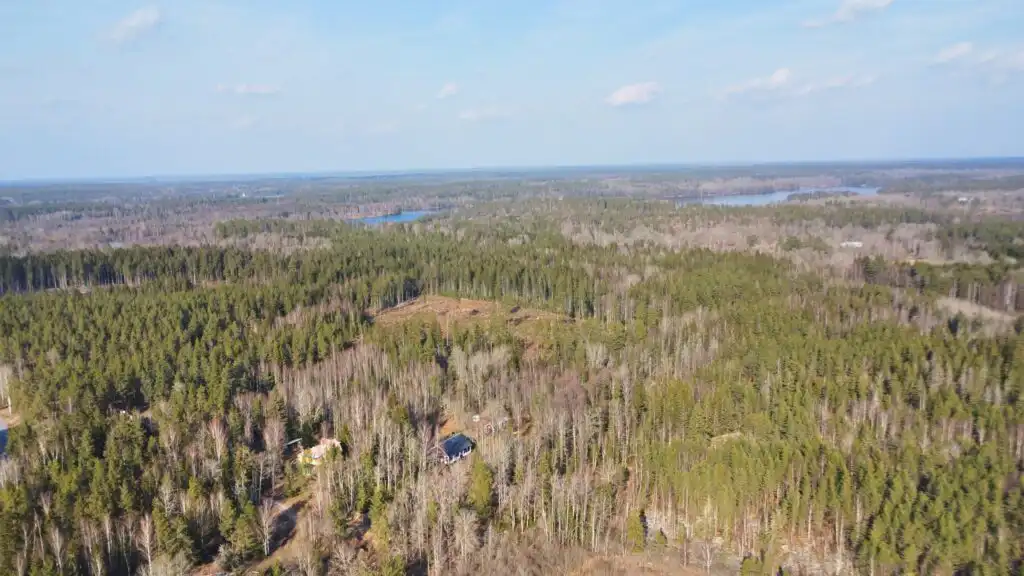 Landschaft rund um den historischen Bahnhof in Småland