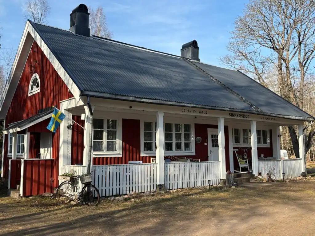 Hauptansicht der Ferienwohnung Stationskontor im historischen Bahnhof in Småland