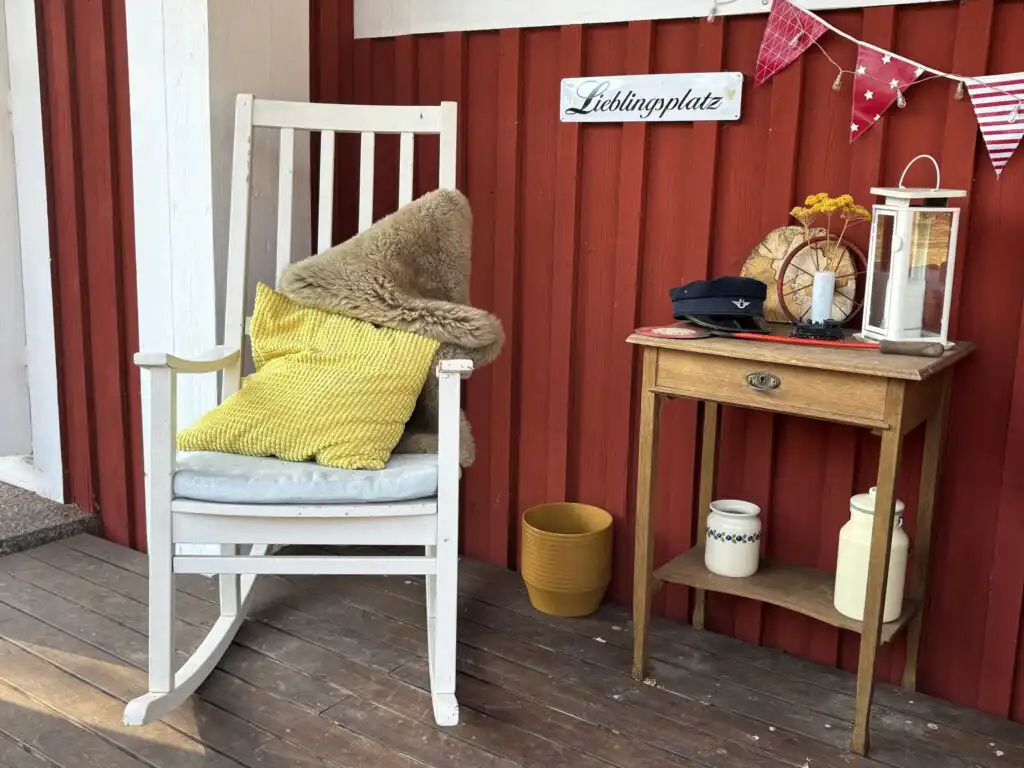 Veranda des historischen Bahnhofs mit Ferienwohnung Stationskontor in Småland