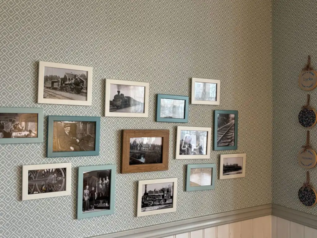 Fotowand im Wohnzimmer der Ferienwohnung Stationskontor im historischen Bahnhof