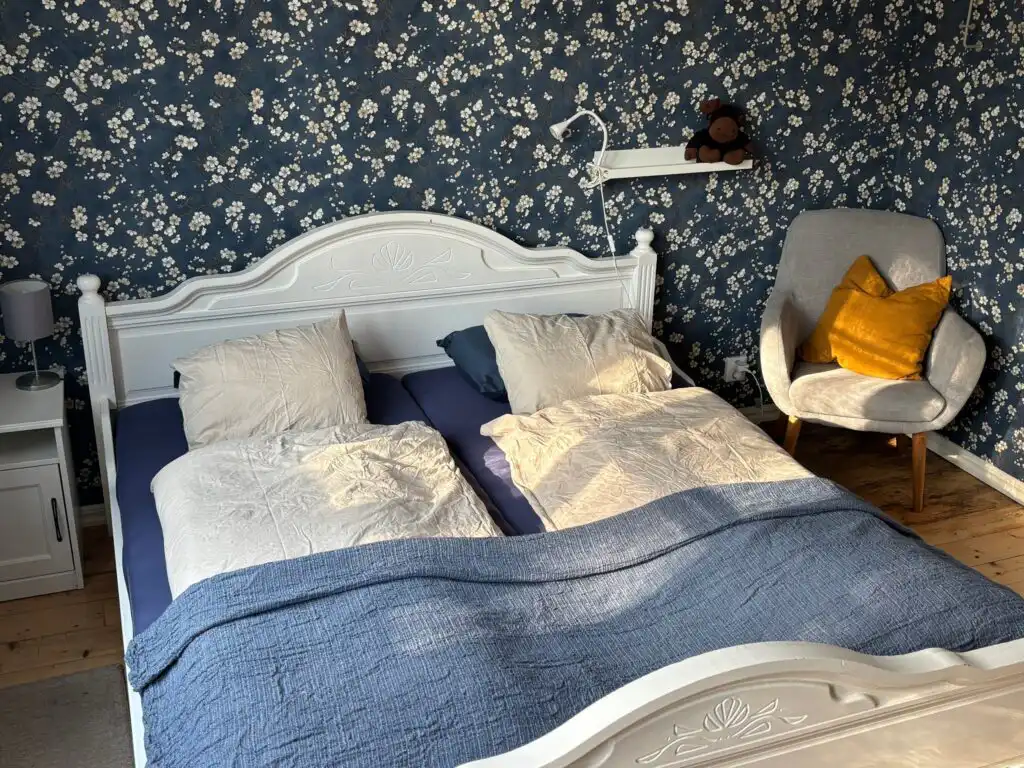 Schlafzimmer der Ferienwohnung Stationskontor im restaurierten Bahnhofsgebäude