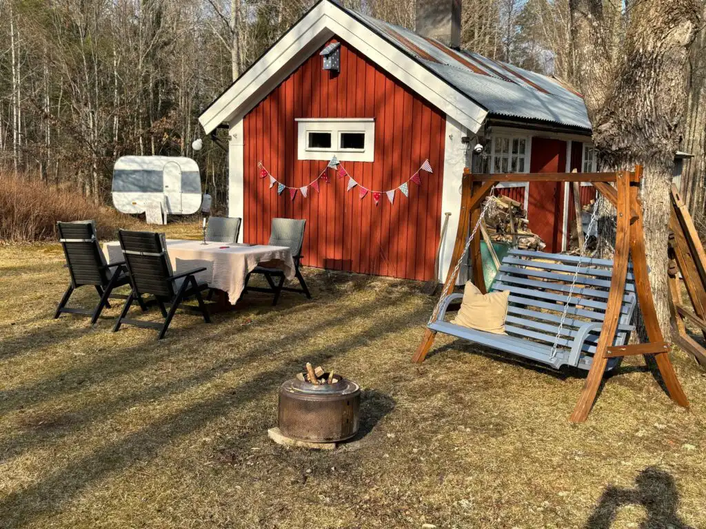 Gartenbereich der Ferienwohnung Stationskontor am historischen Bahnhof in Småland