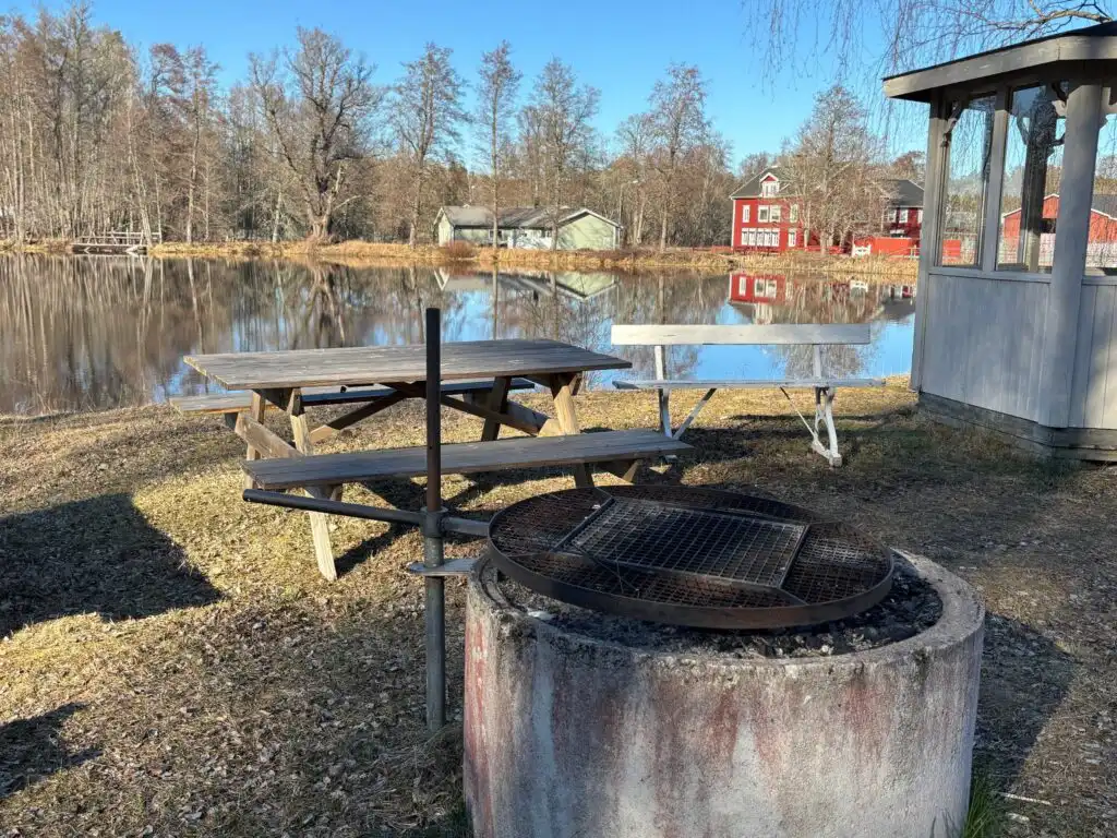 Feuerstelle in der Nähe des Ferienhauses Hus Ådalsvägen in Fågelfors – Ferienhaus in Småland