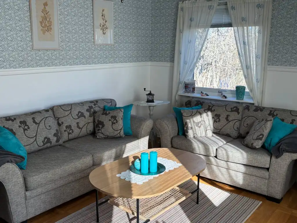 Wohnzimmer von Hus Ådalsvägen in Fågelfors – Ferienhaus in Småland mit Kamin