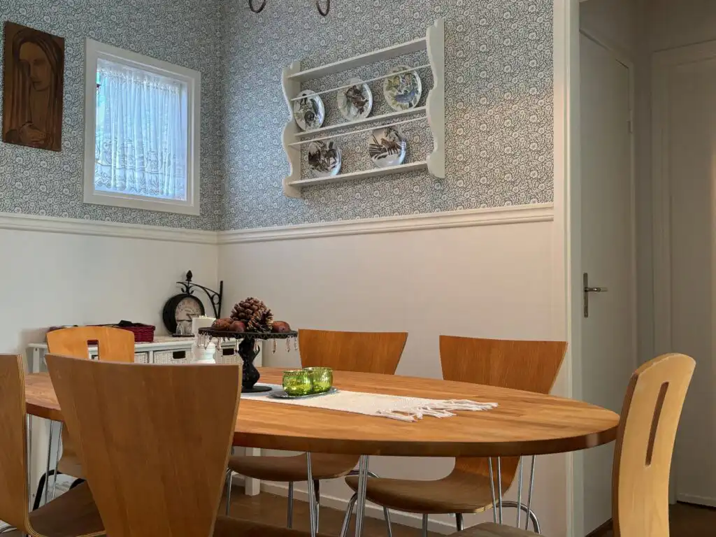 Essbereich in der Küche von Hus Ådalsvägen in Fågelfors – Ferienhaus in Småland