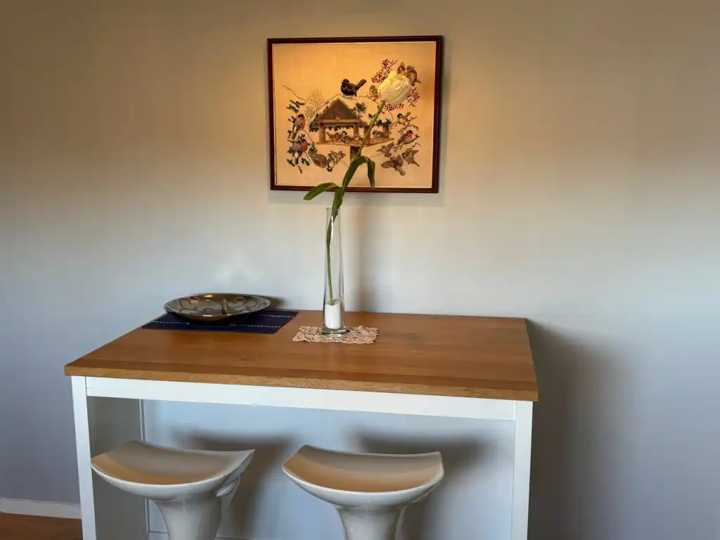 Essplatz im Ferienhaus Hus Ådalsvägen in Fågelfors – Ferienhaus mit drei Schlafzimmern in Småland