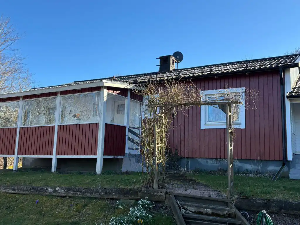Außenansicht von Hus Ådalsvägen in Fågelfors – Ferienhaus in Småland mit Sauna und Kamin