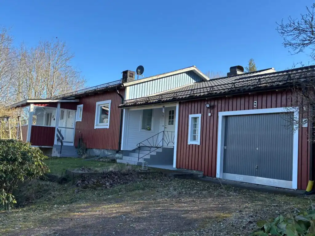 Außenansicht von Hus Ådalsvägen in Fågelfors – Ferienhaus mit Sauna und Kamin in Småland