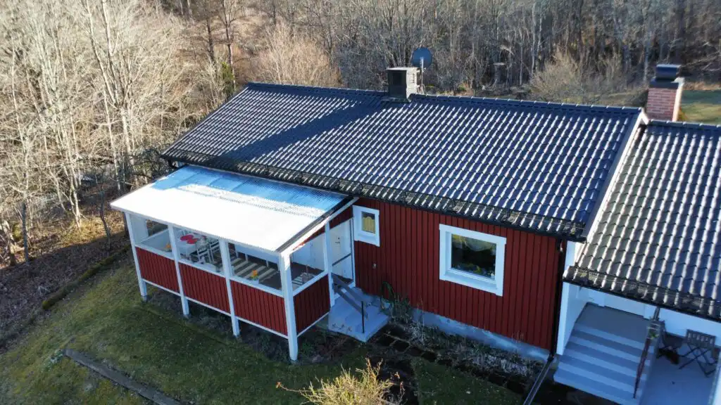 Außenansicht des Ferienhauses Hus Ådalsvägen in Fågelfors – Natururlaub in Småland