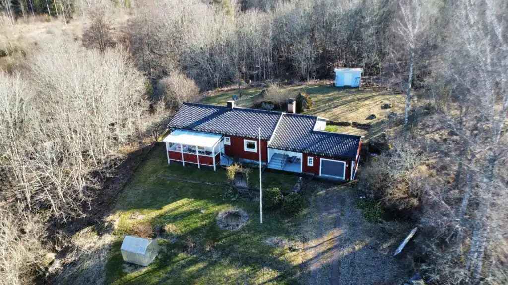 Vogelperspektive auf Hus Ådalsvägen in Fågelfors – Ferienhaus in Småland in naturnaher Umgebung