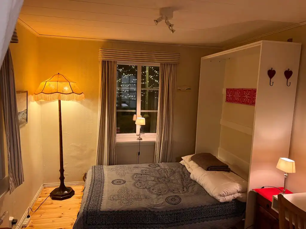 Schlafzimmer im Cottage Marieberg mit gemütlicher Beleuchtung – Ferienhaus in Unnaryd