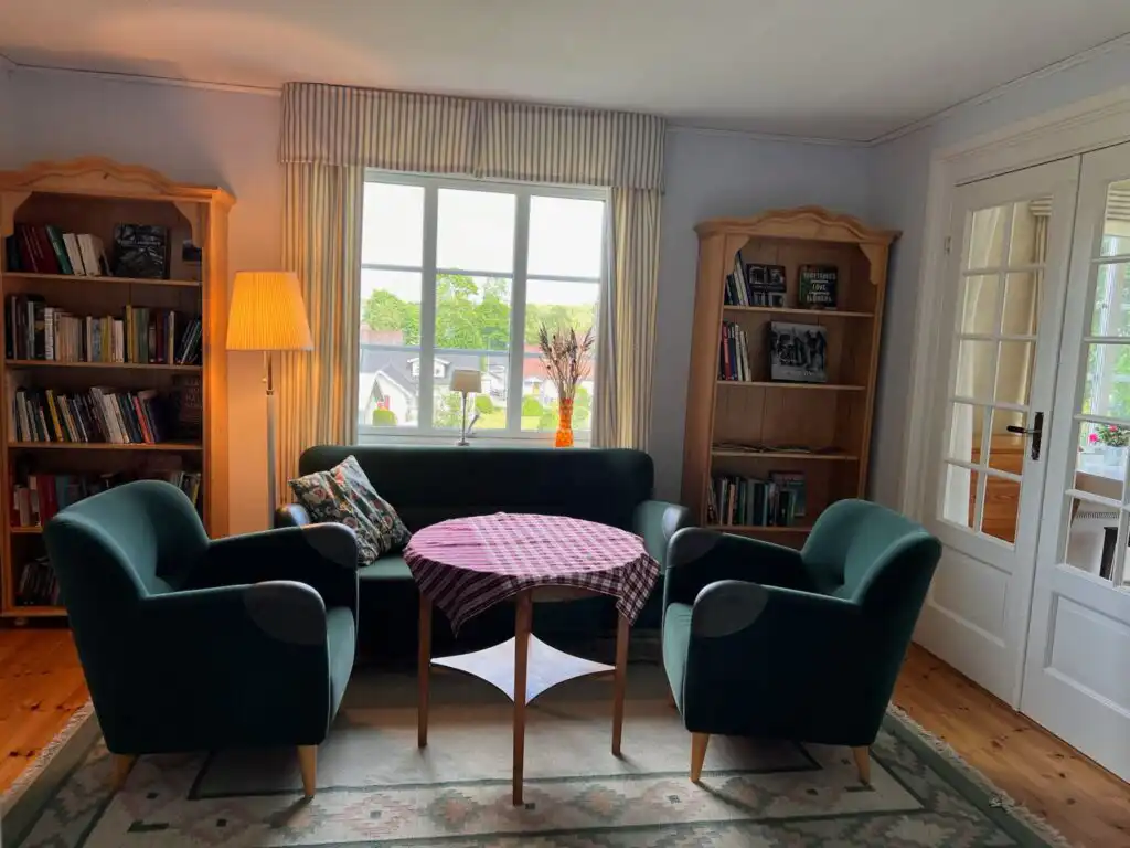 Wohnzimmer mit Kamin im Cottage Marieberg in Unnaryd – gemütliches Ferienhaus in Småland