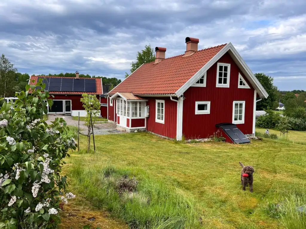 Außenansicht des Cottage Marieberg in Unnaryd – rotes Schwedenhaus in Smålands Natur
