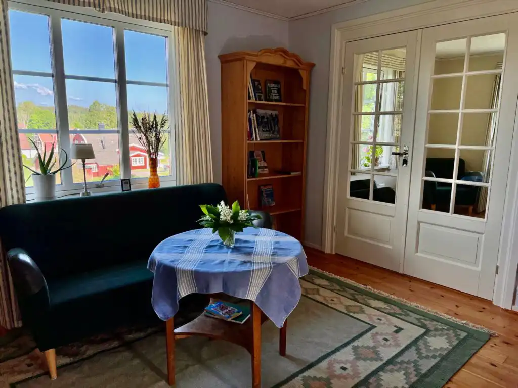 Wohnzimmer mit großen Fenstern im Cottage Marieberg – Ferienhaus in Unnaryd