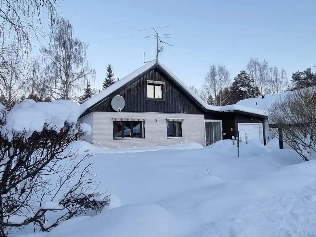 Villa Assar Ferienhaus im Winter in Vidsel Lappland mit verschneiter Natur