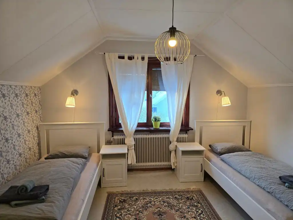 Villa Assar Ferienhaus im Winter in Vidsel Lappland mit verschneiter Landschaft