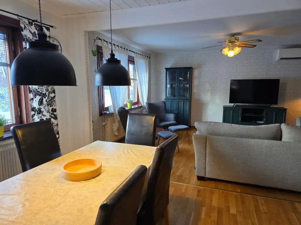 Offener Wohn- und Essbereich im Ferienhaus Villa Assar in Lappland
