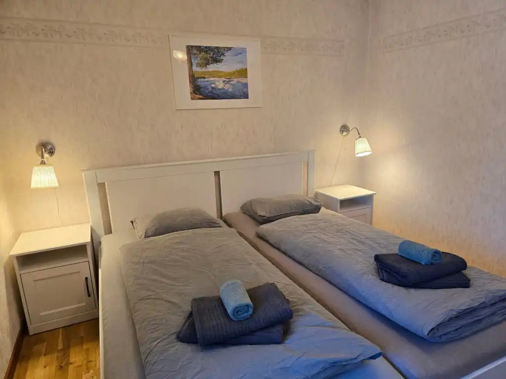 Helles Schlafzimmer mit zwei Betten im Ferienhaus Villa Assar in Vidsel