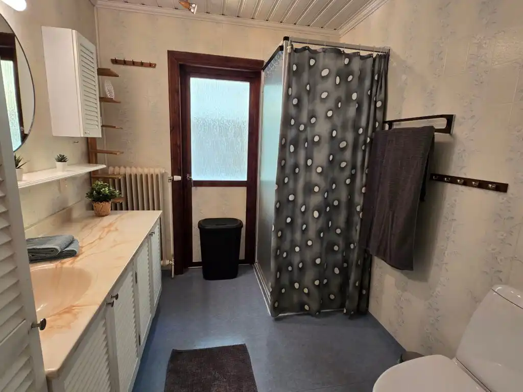 Badezimmer mit Dusche im Ferienhaus Villa Assar in Lappland