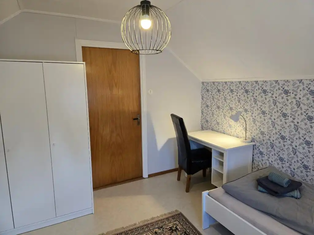 Schlafzimmer mit Schreibtisch im Ferienhaus Villa Assar in Vidsel Lappland