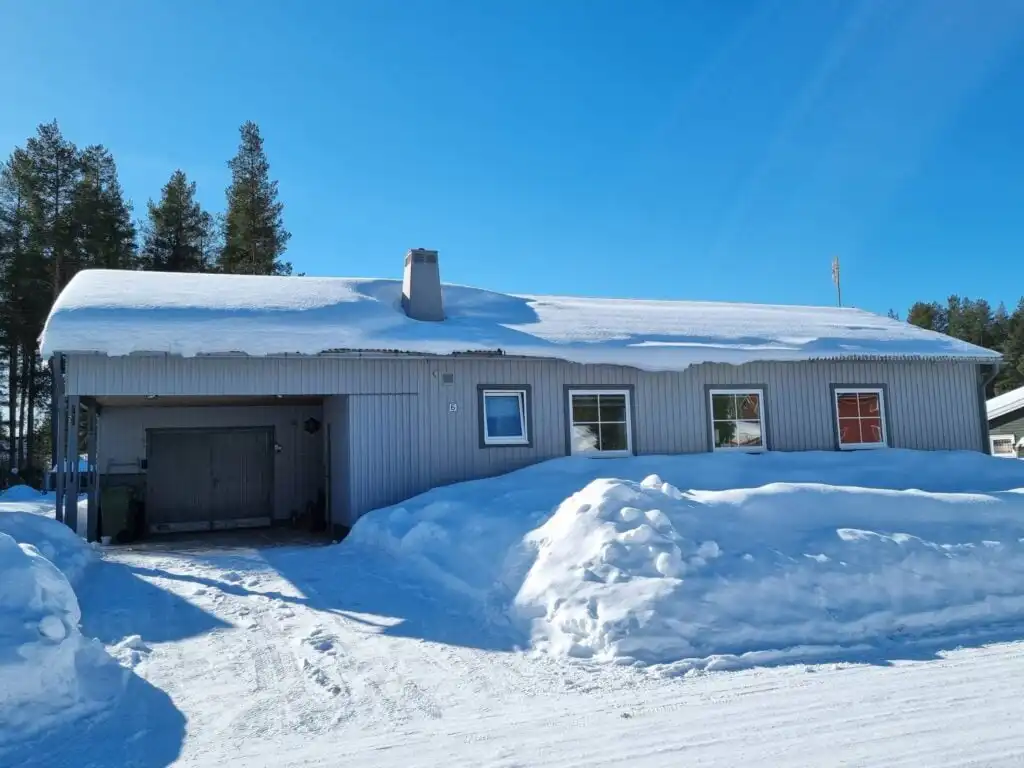 Villa Edda Ferienhaus im Winter in Vidsel Lappland mit verschneiter Landschaft