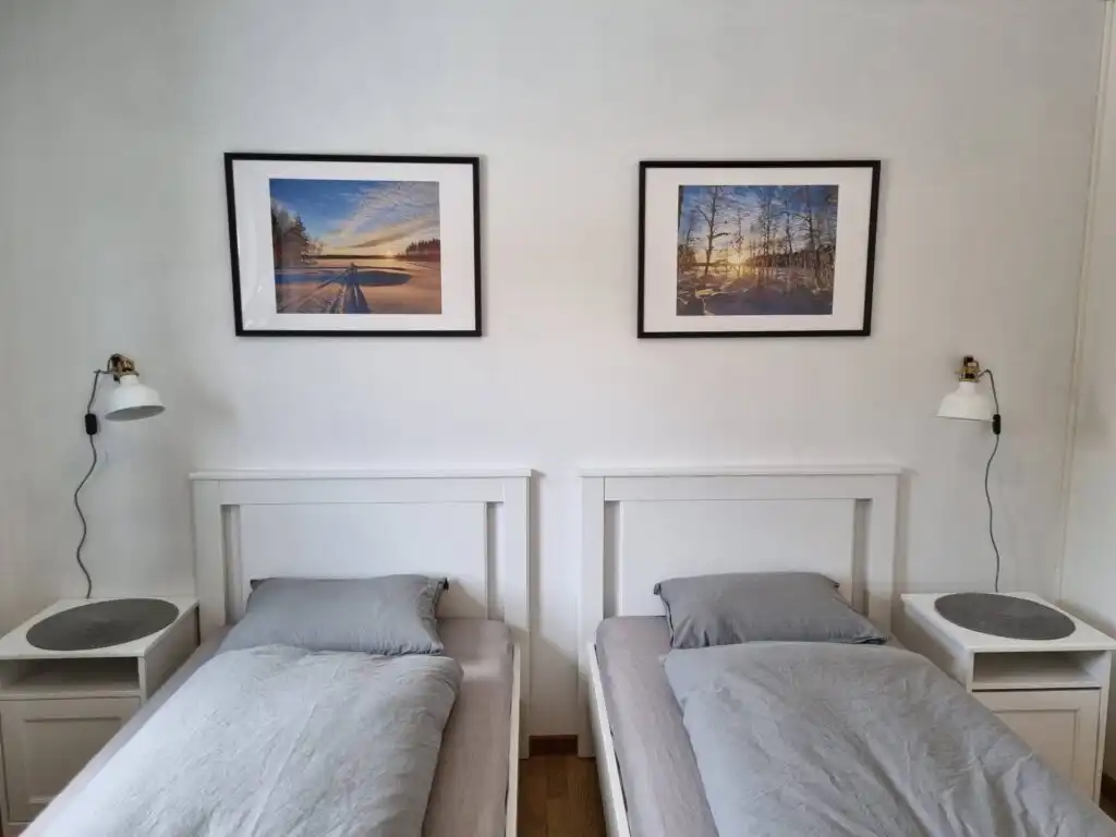Schlafzimmer mit zwei Einzelbetten im Ferienhaus Villa Edda in Lappland