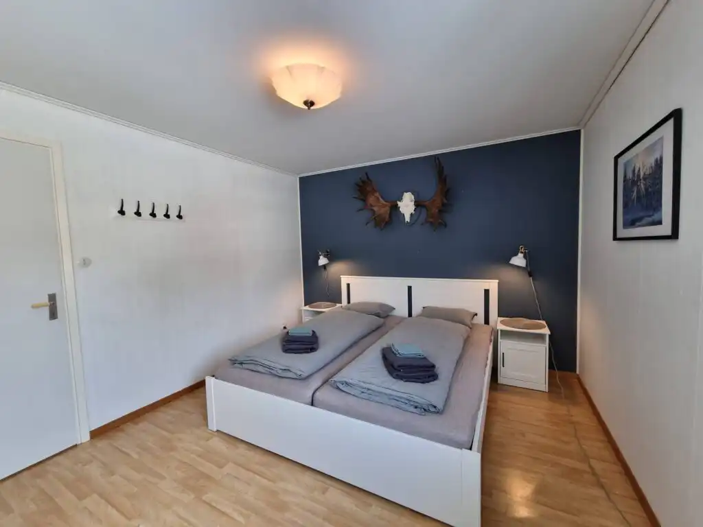 Schlafzimmer mit Doppelbett im Ferienhaus Villa Edda in Lappland