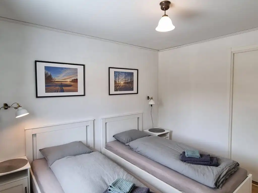 Minimalistisch eingerichtetes Schlafzimmer im Ferienhaus Villa Edda