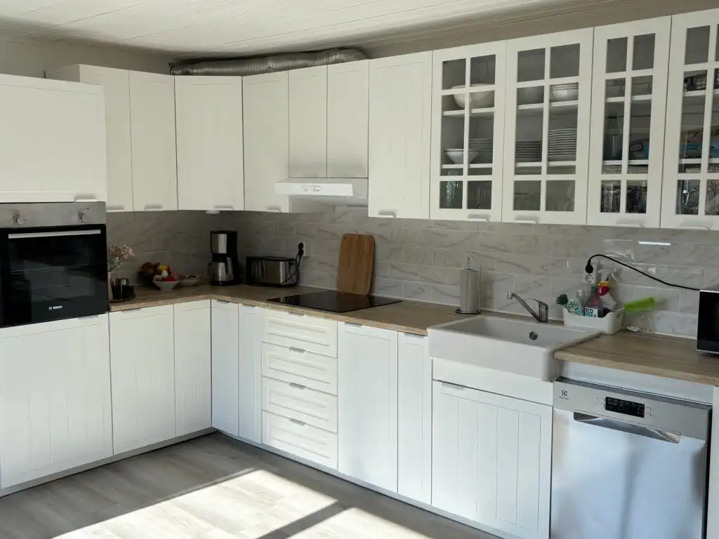 Moderne Küche im Familjehus Villa Kunterbunt in Alstermo