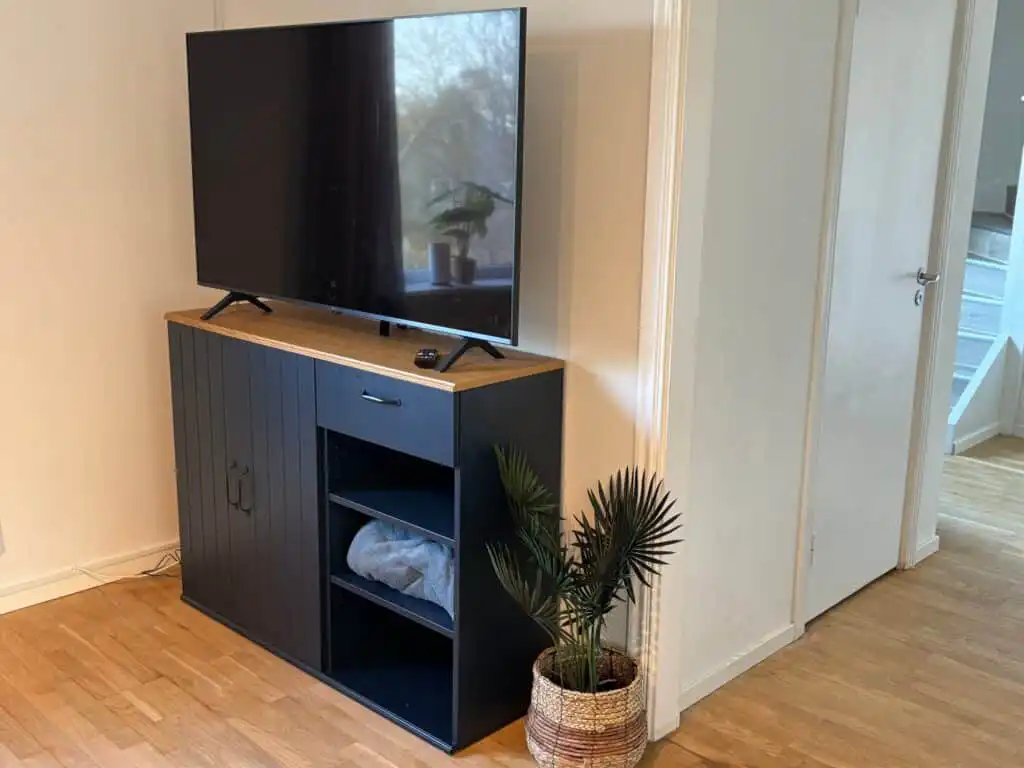 Wohnbereich mit TV im Familjehus Villa Kunterbunt in Småland