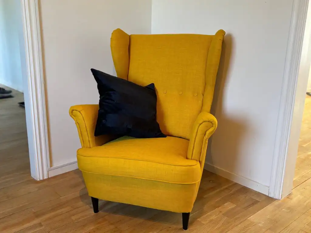 Lesesessel im Wohnzimmer der Villa Kunterbunt in Alstermo