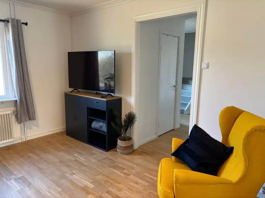 Heller Wohnbereich im Familjehus Villa Kunterbunt in Småland