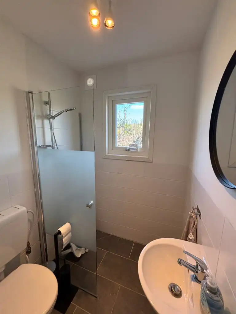 Badezimmer mit Fenster in der Villa Kunterbunt in Småland