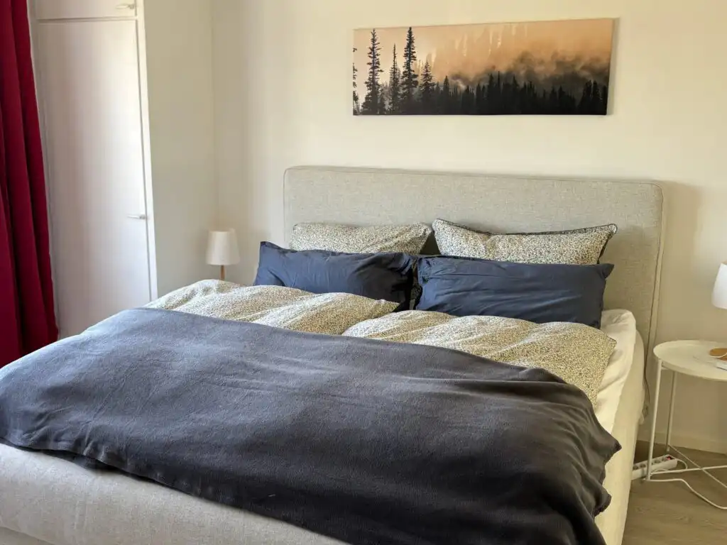 Schlafzimmer mit Doppelbett in der Villa Kunterbunt in Småland
