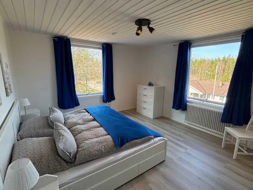 Schlafzimmer mit Ausblick in der Villa Kunterbunt in Alstermo