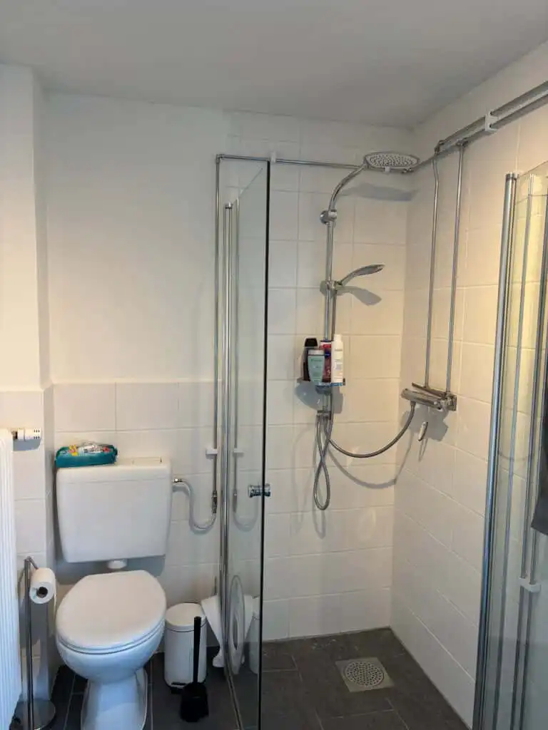 Modernes Bad mit Dusche in der Villa Kunterbunt in Alstermo
