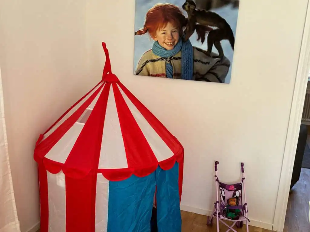 Spielbereich für Kinder im Familjehus Villa Kunterbunt in Alstermo