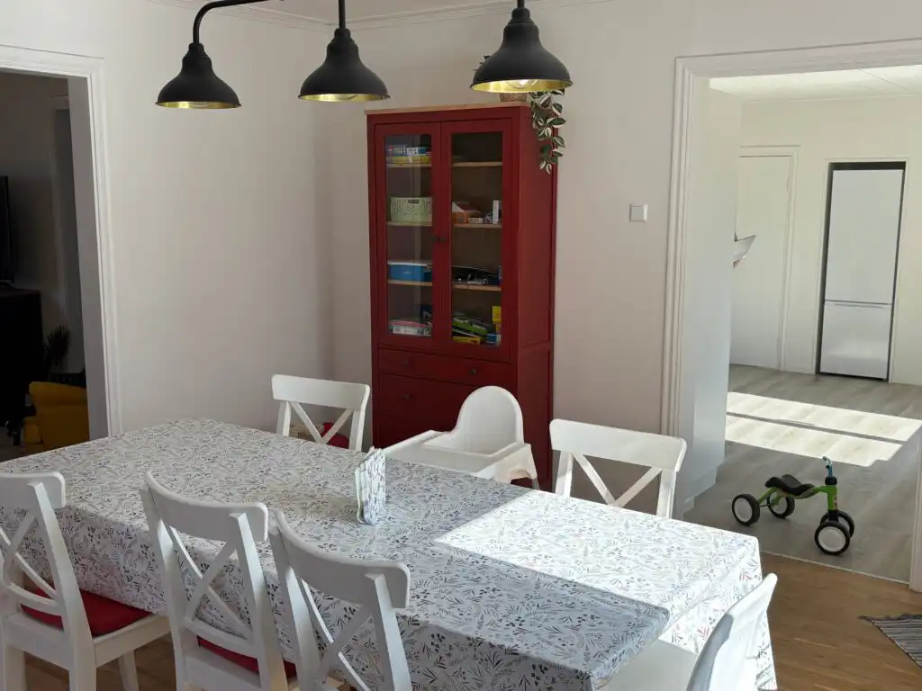 Wohn- und Essbereich im Familjehus Villa Kunterbunt