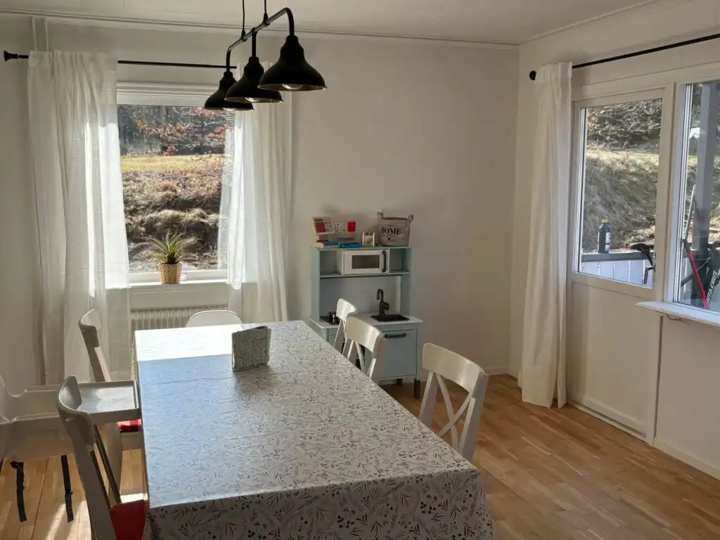 Offener Wohnbereich in der Villa Kunterbunt in Alstermo