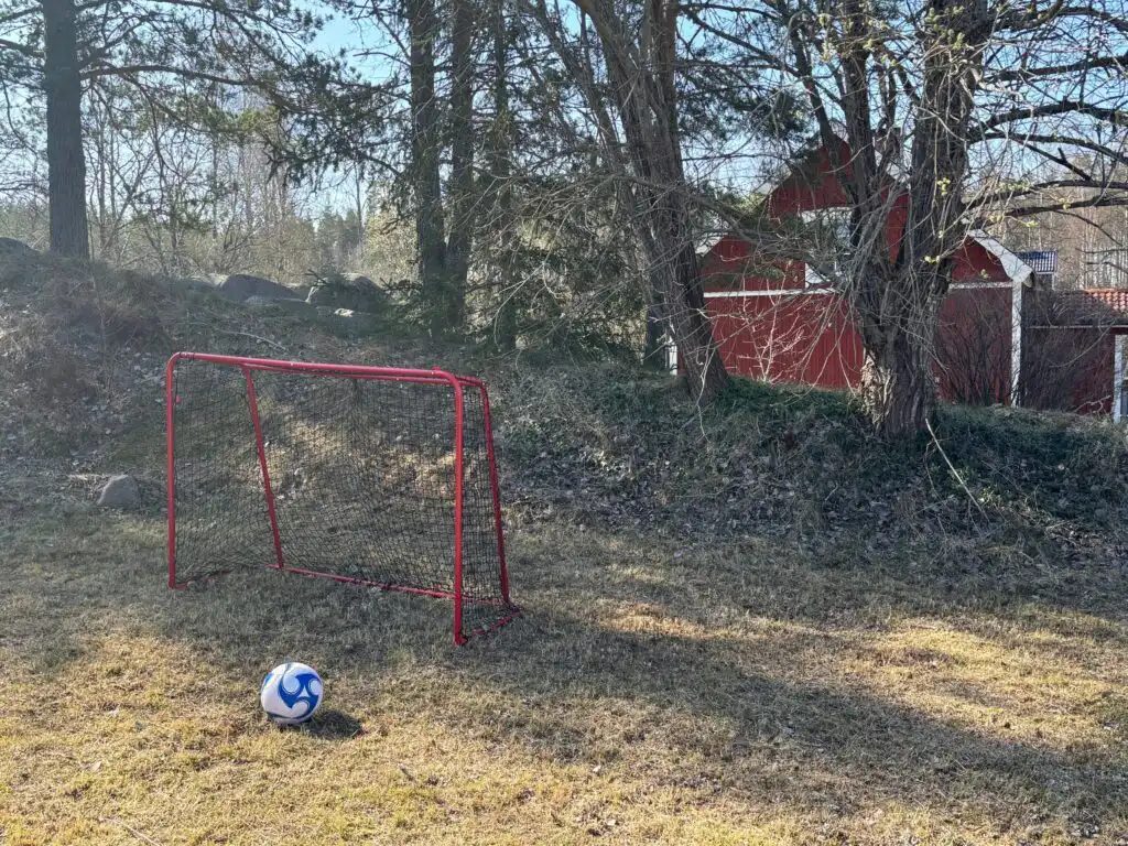 Garten mit Spielmöglichkeiten an der Villa Kunterbunt in Småland