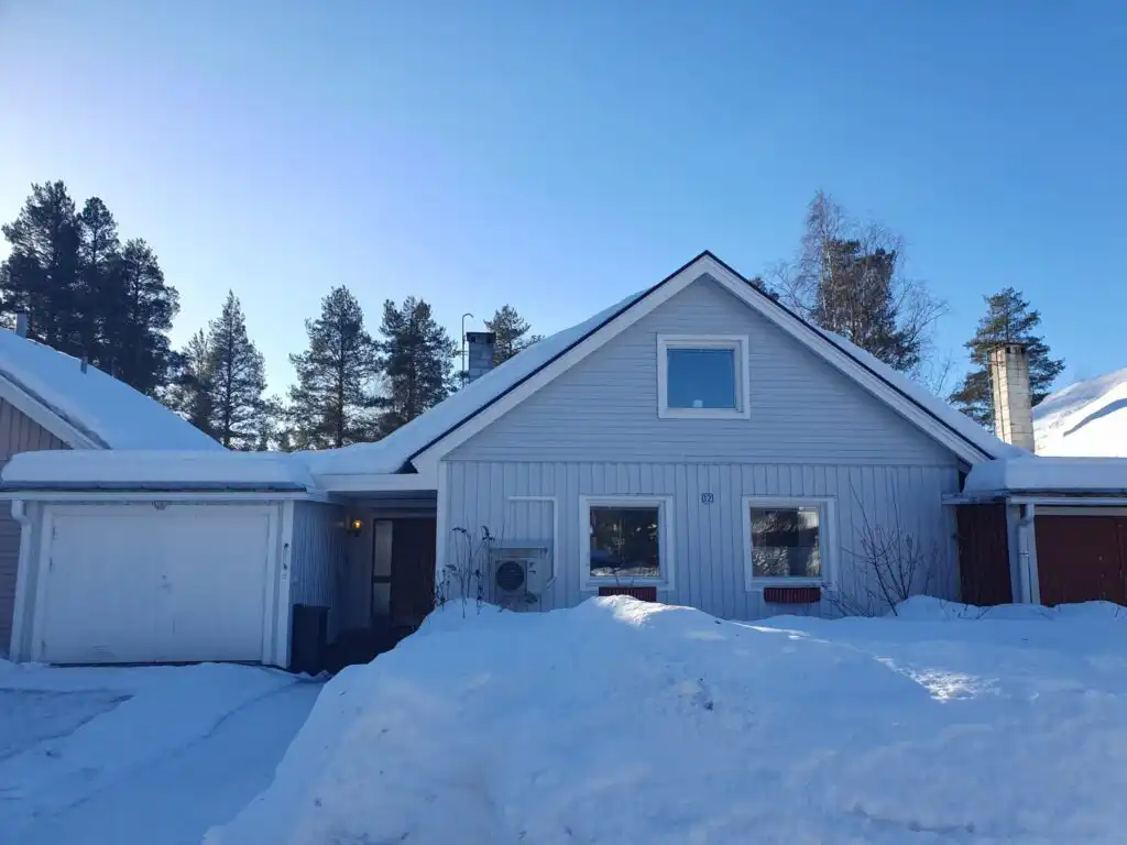 Villa Moose Ferienhaus im Winter in Vidsel Lappland mit verschneiter Landschaft
