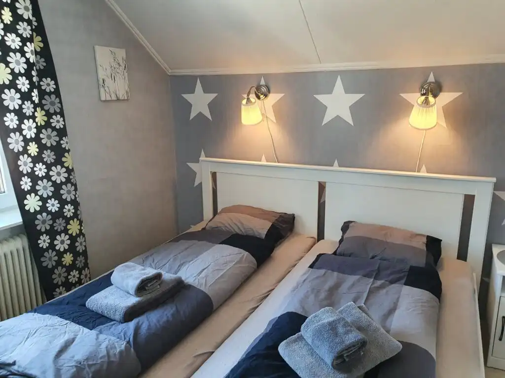 Schlafzimmer mit zwei Betten im Ferienhaus Villa Norrland in Lappland