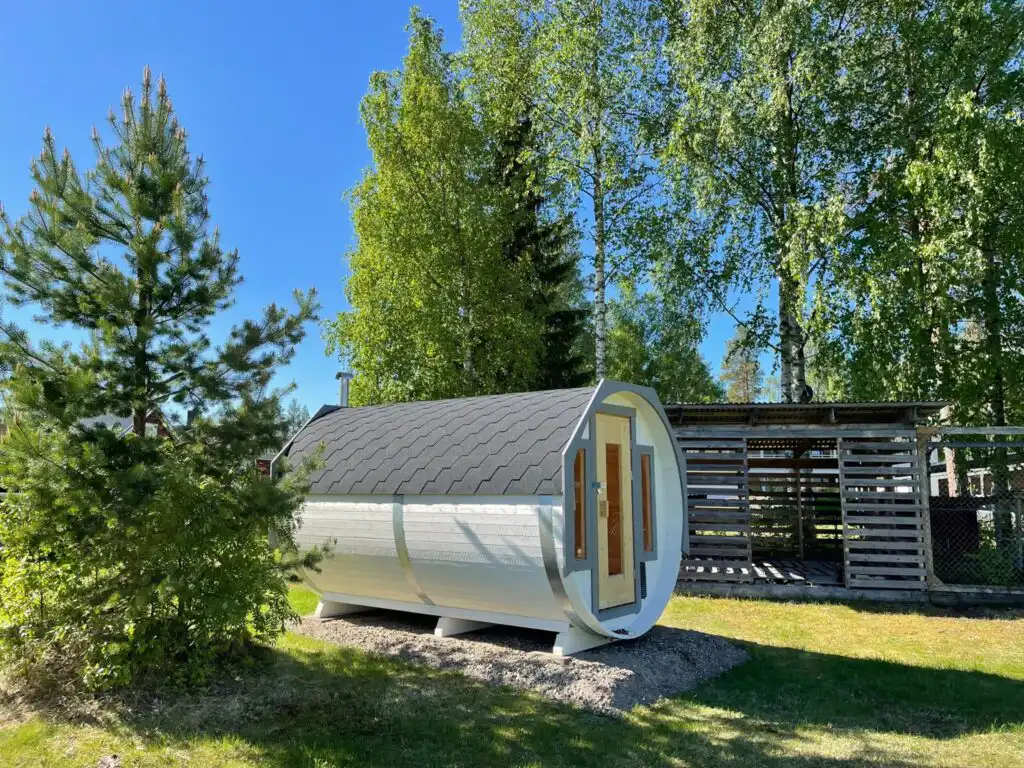 Fass-Sauna im Garten der Villa Norrland Ferienhausanlage in Vidsel Lappland